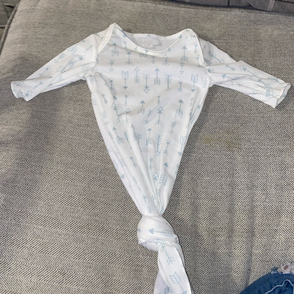 Toby 0-3M blue and white tie up onesie